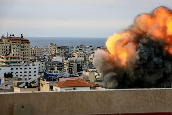 Ataques em Israel e na Faixa de Gaza deixaram centenas de mortos neste sábado