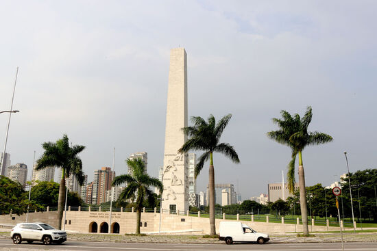 O Obelisco do Ibirapuera é um dos passeios que possibilitam saber mais sobre o feriado de 9 de julho