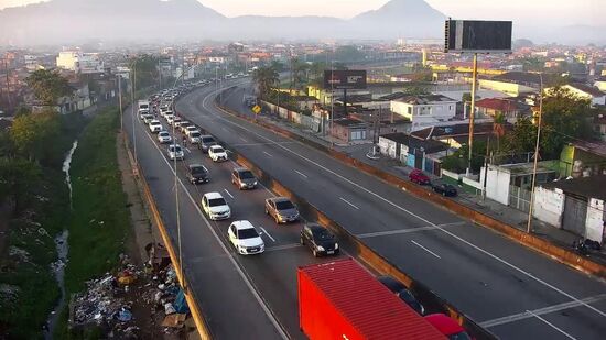 Imigrantes com trânsito lento na subida à Capital