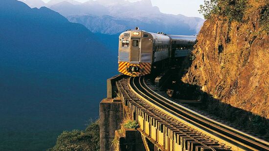 Passeio de trem permite unir a experiência de viajar em vagões históricos, enquanto se aprecia paisagens de tirar o fôlego. Na foto, o trem da serra do mar paranaense