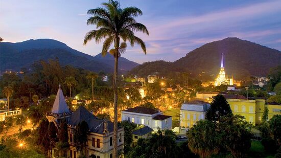 Belas paisagens, boa comida, além do frio, estão entre os atrativos das cidades serranas, como Petrópolis (foto)