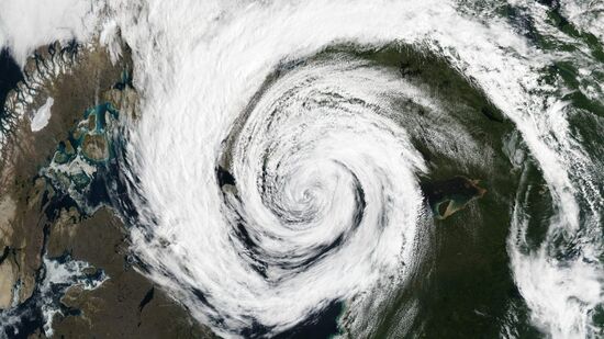 Combinação de calor pré-frontal, avanço de frente fria e circulação do ciclone cria condições para tempestades severas