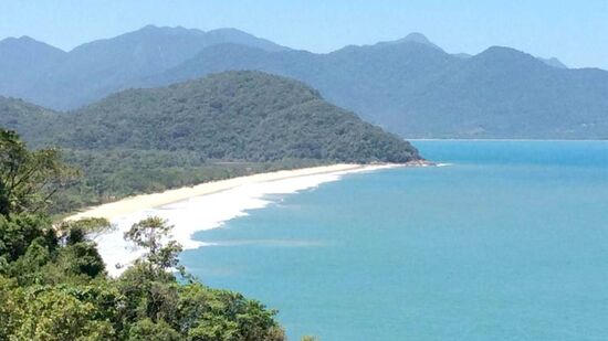 Um destino natural e pouco visado pelo público geral é o da Praia de Puruba, que conta com shows de golfinhos ao vivo durante a temporada de avistamento