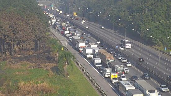 Rodovias apresentam congestionamentos com mais de 1 hora na chegada a São Paulo