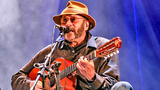 Almir Sater sobe ao palco acompanhado por sua viola de dez cordas, mais conhecida como viola caipira, e mostra ao público alguns clássicos de sua carreira