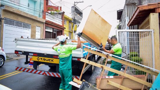 Os caminhões de recolhimento de itens como móveis velhos, colchões e eletrodomésticos da Prefeitura de Guarulhos irão passar pelas ruas de 31 bairros neste fim de semana