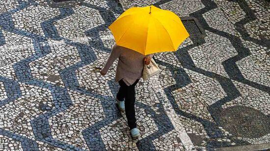 Propagação de uma fraca frente fria vinda do litoral de São Paulo deixará o tempo instável no fim de semana