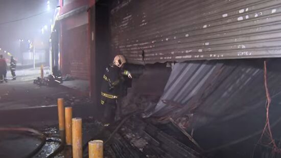 Incêndio deixou galpão completamente destruído