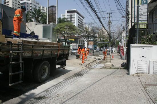 Alameda dos Nhambiquaras em obras no trecho compreendido entre a avenida dos Bandeirantes até a avenida Professor Ascendino Reis 