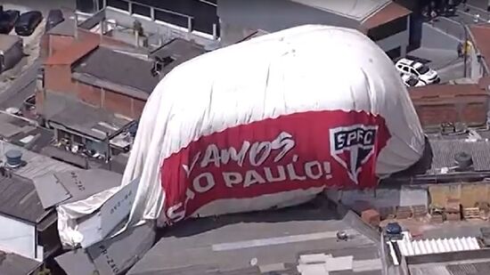 Dirigível com símbolo do São Paulo Futebol Clube caiu em Osasco