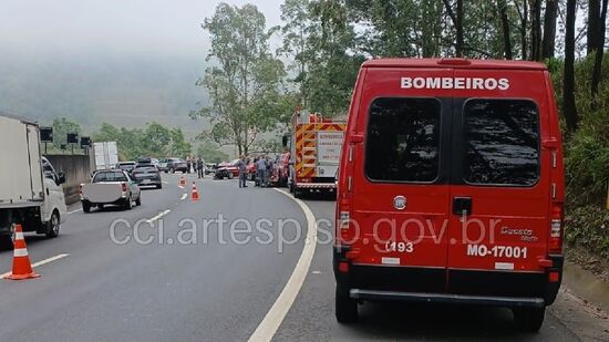 Acidente deixou a faixa da direita bloqueada