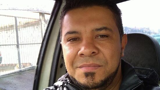 Um homem, identificado como Vandico Lopes Sobrinho, foi morto após uma invasão de criminosos a uma residência no bairro Pirajussara, em Embu das Artes