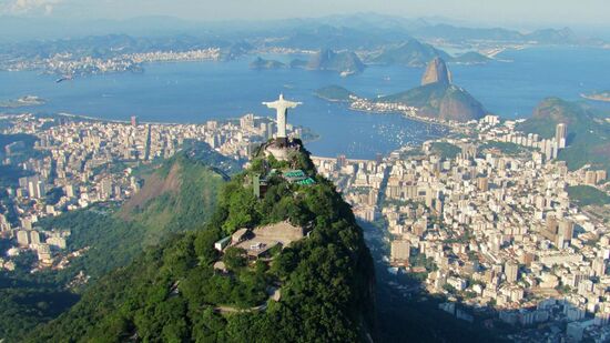 Um ícone brasileiro, o Cristo Redentor encanta com seus braços abertos sobre o Rio de Janeiro. 