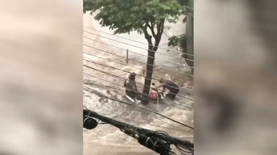 Moto foi arrastada por enxurrada no Portal do Morumbi