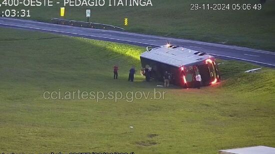 Ônibus tombou no canteiro central da rodovia Castelo Branco