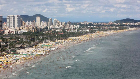 Previsão do tempo para o litoral de São Paulo é de sol com algumas nuvens, chuva rápida durante o dia e à noite