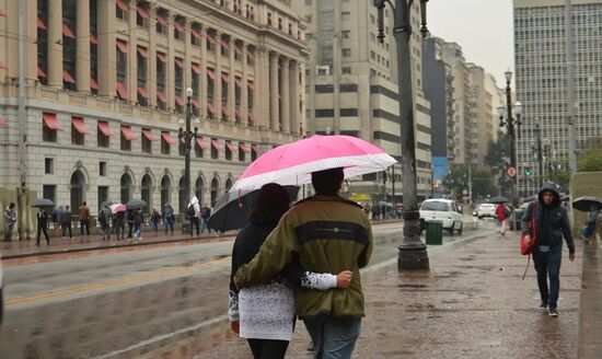 Avanço de uma frente fria pelo litoral do sul do país organiza a entrada de calor e umidade sobre o estado de São Paulo