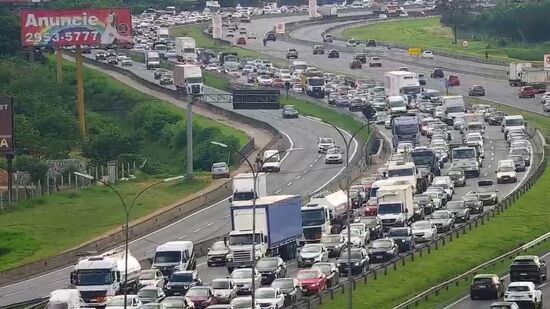 Na rodovia Ayrton Senna e na Carvalho Pinto, no sentido oeste, o trânsito está parado