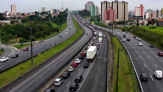 Trânsito para chegar a São Paulo acumula um hora