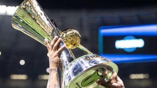 Flamengo dispara a três rodadas do fim do campeonato e põe uma 'mão na taça'