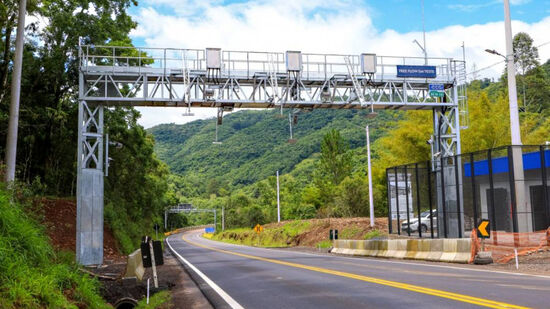Sistema Siga Fácil auxilia os motoristas com ou sem tags a pagar tarifas dos pedágios inteligentes