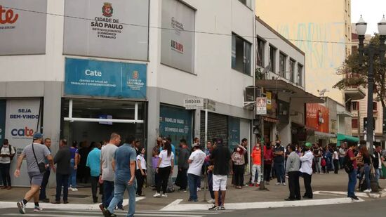 Oportunidades incluem estágios, limpeza, gastronomia e telemarketing, com seleção até 26/11