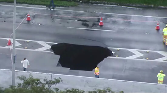 Caso o buraco for feito pela SABESP ou COMGÁS a responsabilidade é deles, mas se não, contactar a operação Tapa Buraco através do site SP 156