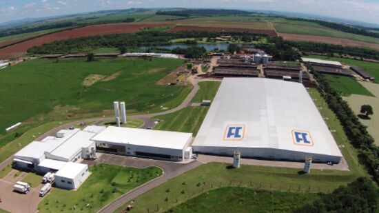 A Fazenda Colorado emprega cerca de 4 milhões de pessoas no Brasil e figura entre os maiores produtores mundiais de leite