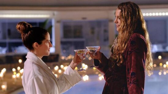 Continuação começa cinco anos depois do final do primeiro filme, que acabou com Emily (Lively) sendo presa por assassinato
