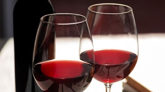 Escolher o vinho certo pode transformar um simples jantar a dois em uma ocasião muito especial