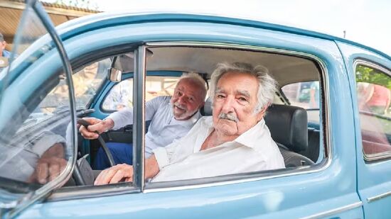 Lula e Pepe Mujica se encontraram no Uruguai, em 2023, e passearam com o fusca azul do líder uruguaio