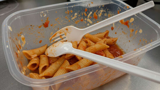Especialista em segurança alimentar revela os sinais que indicam quando seus recipientes plásticos devem ser jogados fora.