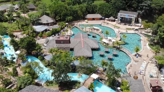 Cidade é repleta de parques aquáticos que usam água quentinha nos brinquedos