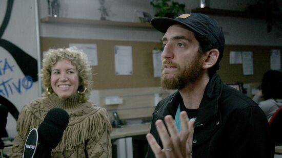 Filipe Grimaldi e Carolina Herszenhut durante participação ao podcast Direto da Gazeta