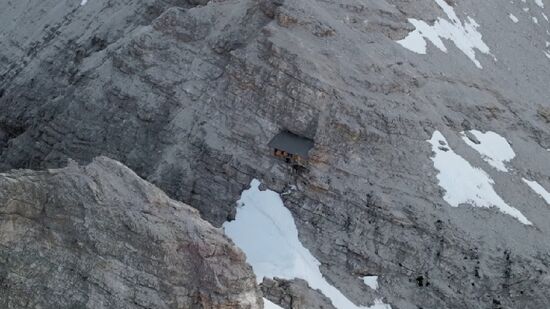 A casa é isolada e só pode ser acessada por alpinistas