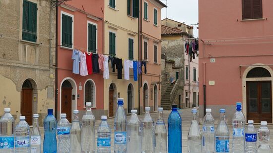 Entenda o porquê italianos colocam garrafas de água em frente as casa 