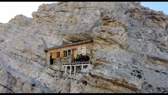 A casa é isolada e só pode ser acessada por alpinistas