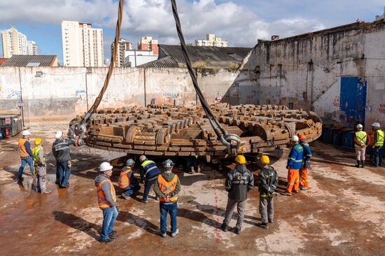 Trabalhos começam com a retirada da "roda de corte" de 11,66 metros de diâmetro, a maior do tipo em operação na América Latina