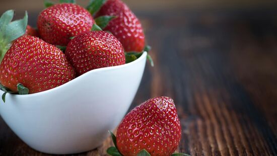 Grande destaque é o morango, que aparece como protagonista em receitas, como tortas artesanais, merengues, doces gourmet, milkshakes e sorvetes
