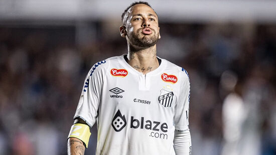 Ao contrário da maioria dos participantes da partida na Vila Belmiro, Neymar não passou pela zona mista