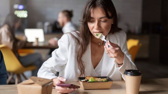 Colocar os cotovelos na mesa durante uma refeição vai contra as regras de etiqueta tradicionais