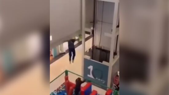 Imagens que circulam nas redes sociais mostram momento em que dois jovens pulam de uma sacada interna do shopping