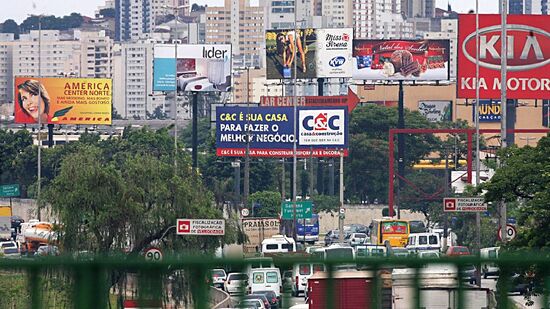 Das esquinas de bairro aos grandes cruzamentos. Na imagem é possível ver a marginal pinheros