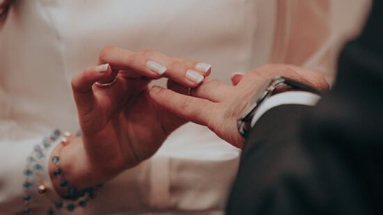 Segundo uma teoria matemática, existe um número médio de pessoas para se conhecer até estabelecer o relacionamento mais duradouro de sua vida