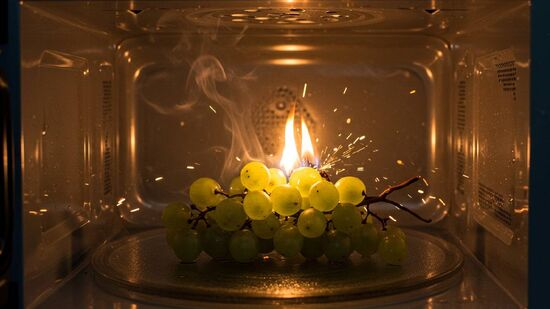 As uvas têm exatamente o índice de refração necessário para criar o plasma no micro-ondas