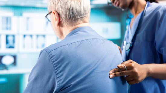 No Brasil, a prevalência estimada de doença renal crônica em adultos é de 6,7%, triplicando em indivíduos com 60 anos 