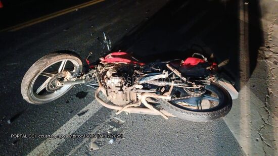 Motocicleta trafegava na via quando invadiu a pista contrária e colidiu frontalmente com a carreta