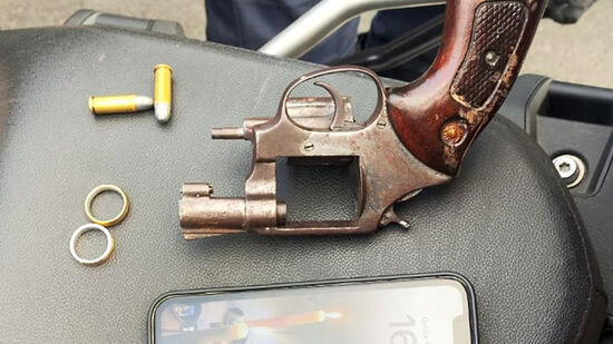 Motocicleta, a arma, o celular e as alianças foram apreendidos pelos agentes em Taboão da Serra, na Grande São Paulo