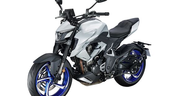 Moto brancaZontes R350 ncom a cor prata (Matt Silver) e com rodas diamantadas azuis