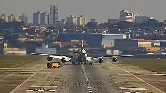 Já no espaço aéreo brasileiro, após cerca de duas horas de voo, os pilotos emitiram um alerta de "Mayday"